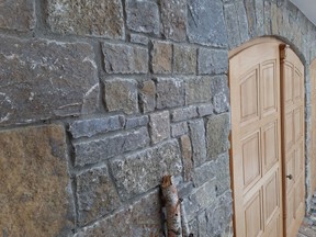 Scheuermann-Naturstein-Showroom-Mauern-Schicht-System-14